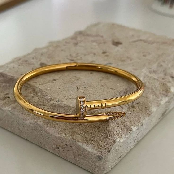 Çivi Desenli Altın Bileklik